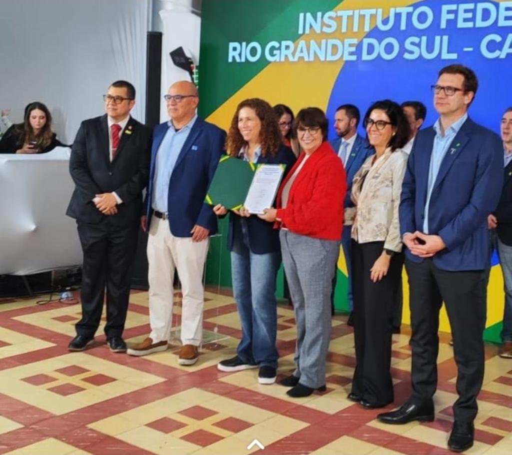 Assinado contrato que garante área para terminal portuário da CMPC celulose no Rio Grande
